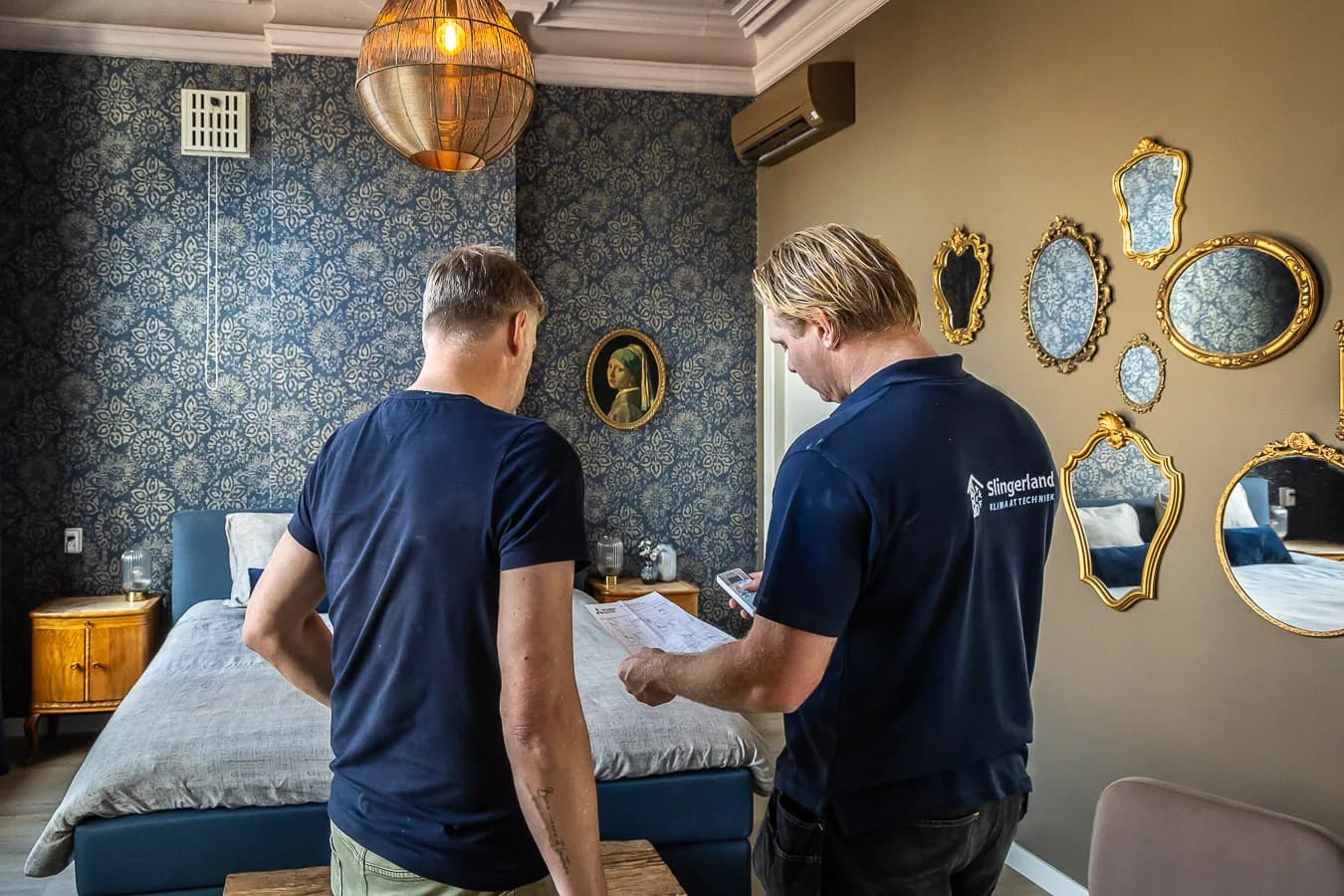 Een monteur van Slingerland Klimaattechniek neemt de installatie door met een klant